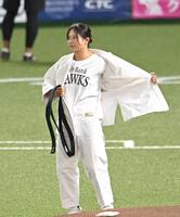 始球式を務める近藤美月（撮影・飯室逸平）
