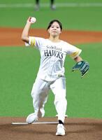 始球式を務める近藤美月（撮影・立川洋一郎）