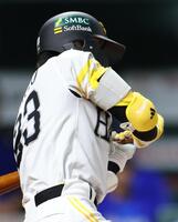３回、周東が死球を受ける