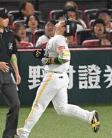 ３回、好機に併殺打に倒れ、悔しがる近藤（撮影・飯室逸平）