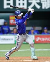 ５回、中前へ先制適時打を放つ古市（撮影・立川洋一郎）