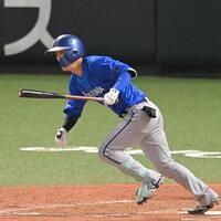 ５回、先制打を放つ古市（撮影・飯室逸平）