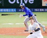 ５回、古市が中前へ先制打を放つ。投手松本晴