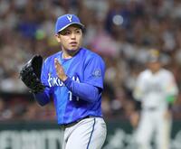 ５回、周東を二ゴロに打ち取ってグラブをたたく東（撮影・立川洋一郎）