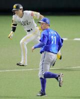 ５回、周東を二ゴロに打ち取る東