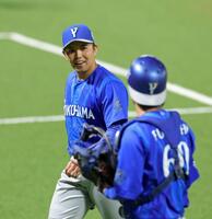 １回を投げ終えて笑顔を見せる東（撮影・立川洋一郎）