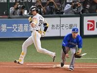 １回、併殺打に倒れる周東（撮影・飯室逸平）