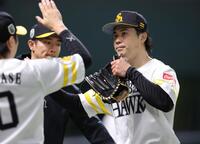 ６回を投げ終えタッチを交わしてベンチへ引き揚げる松本晴（撮影・立川洋一郎）
