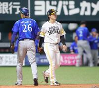 ５回、古市の適時打で先制点を許す松本晴。左は生還した三森（撮影・立川洋一郎）