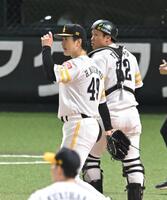 ５回、ＤｅＮＡに先制を許し、悔しげにベンチへ戻る松本晴（撮影・飯室逸平）