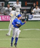 ７回、山本祐を併殺打に打ち取りガッツポーズする東（撮影・飯室逸平）