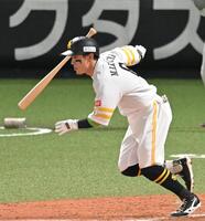 ９回、同点打を放つ牧原大（撮影・飯室逸平）