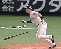 ９回、二塁打を放つ栗原（撮影・飯室逸平）