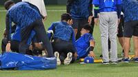 負傷し、担架に乗せられる神里（撮影・飯室逸平）
