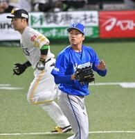 ８回、近藤を打ち取る岩田（撮影・飯室逸平）