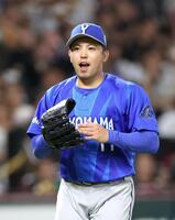 ６回、柳田を遊ゴロ併殺に打ち取りグラブをたたく東
