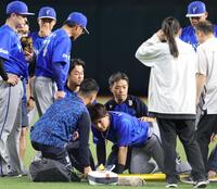 ９回、負傷してうずくまる神里（撮影・立川洋一郎）