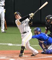 １０回、サヨナラ弾を放つ正木（撮影・飯室逸平）