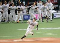１０回、正木が左越えにサヨナラ本塁打を放つ