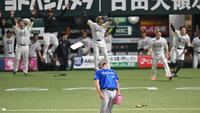 １０回、サヨナラ弾を浴び、天を仰ぐルイーズ（撮影・飯室逸平）