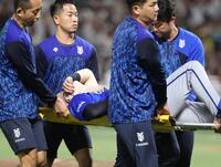 ９回、担架で運ばれる右翼手・神里