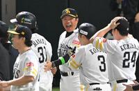 勝利に沸く小久保監督ら（撮影・飯室逸平）