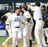 １０回、サヨナラ本塁打を放ち、ナインに迎えられる正木（中央）