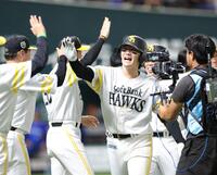 １０回、サヨナラ本塁打を放ち、喜びを爆発させる正木（撮影・立川洋一郎）