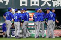１０回、またしても延長戦を落とし肩を落とすＤｅＮＡナイン。左端はナインを迎える相川監督（撮影・立川洋一郎）