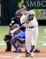 １０回、正木が左越えにサヨナラ本塁打を放つ