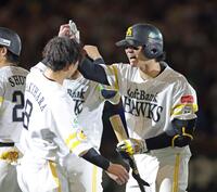 １０回、サヨナラ本塁打を放ち、牧原（８）とタッチを交わす正木（撮影・立川洋一郎）