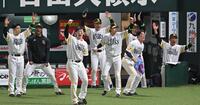 ９回、同点に沸くソフトバンクナイン（撮影・飯室逸平）