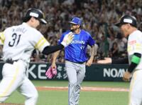 １０回、正木（左）にサヨナラ本塁打を浴びたルイーズ