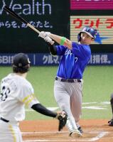 ６回、佐野が右前打を放つ。投手・松本晴