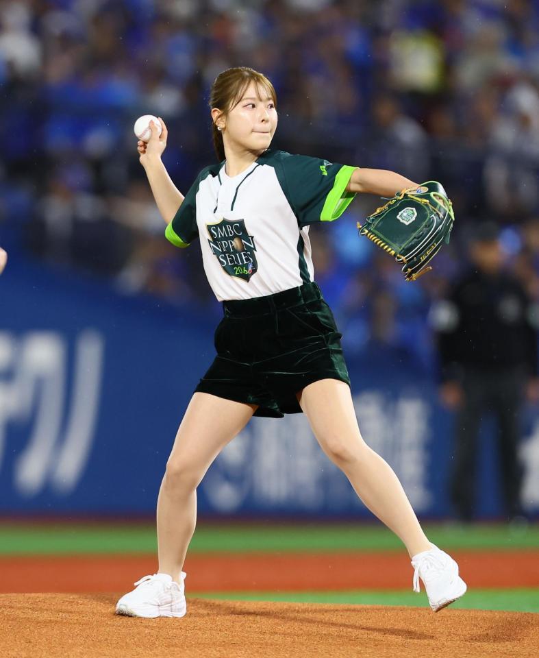 始球式を務める吉田鈴（撮影・中島達哉）