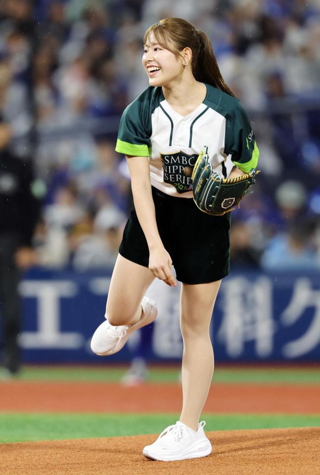 始球式を務めるプロゴルファーの吉田鈴