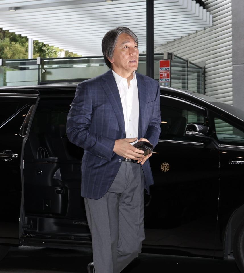 クラブハウスに到着した松井監督（撮影・佐々木彰尚）