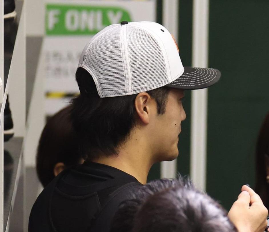 取材に応じる西舘（撮影・佐々木彰尚）