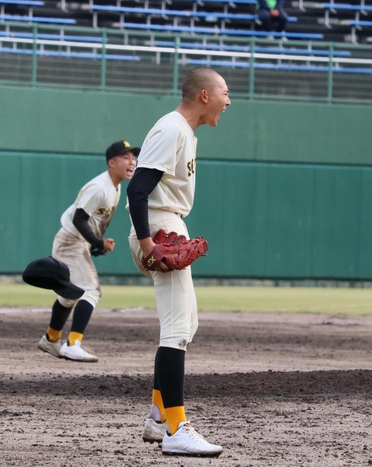 延長１２回、最後の打者を打ち取り、ほえる崇徳・西結多（撮影・市尻達拡）