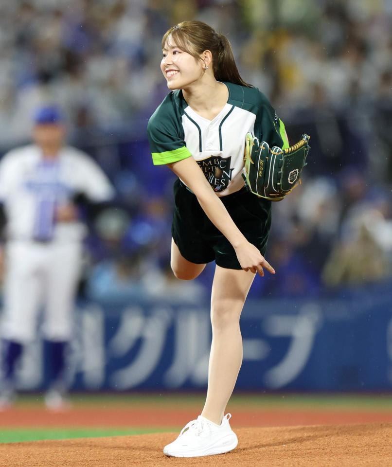 第２戦の始球式を務めた吉田鈴＝２５日