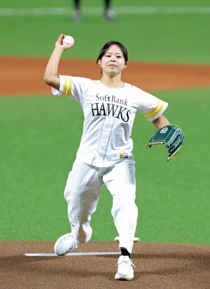 始球式を務める近藤美月（撮影・立川洋一郎）