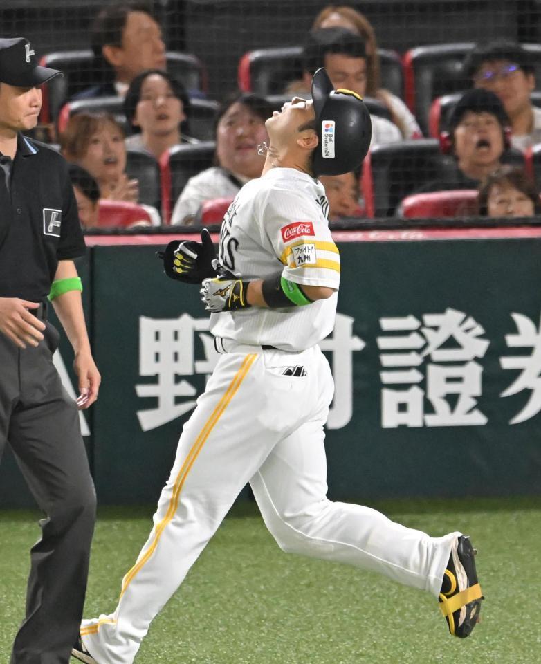 ３回、好機に併殺打に倒れ、悔しがる近藤（撮影・飯室逸平）
