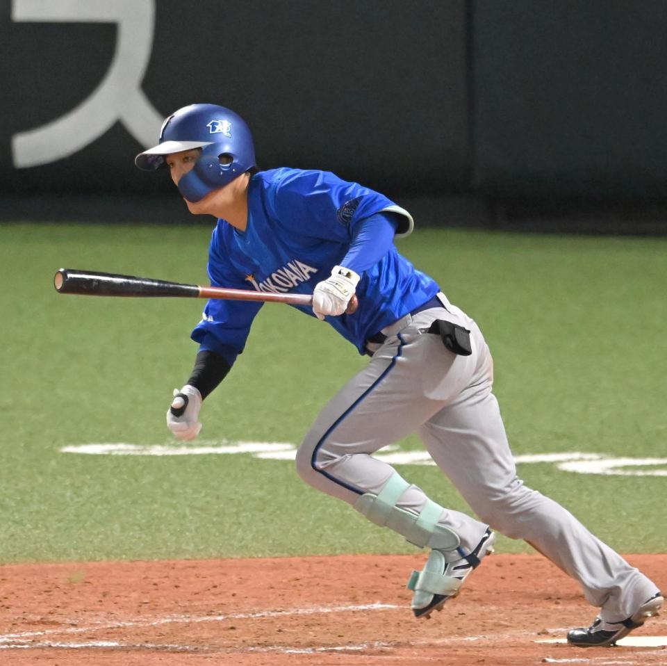 ５回、先制打を放つ古市（撮影・飯室逸平）