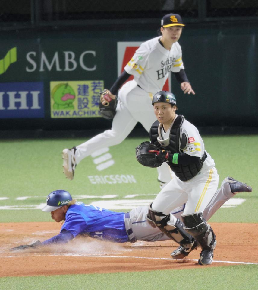 ５回、古市の先制打で生還する三森。投手松本晴、捕手海野