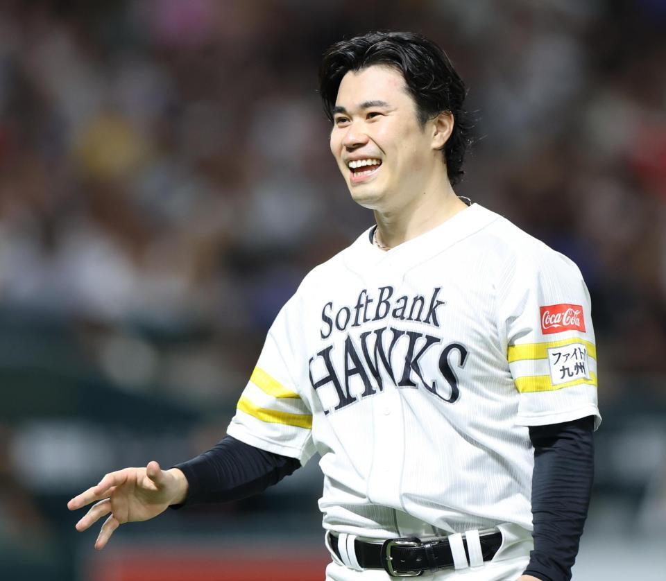 ４回を投げ終え、笑顔でベンチへ戻る松本晴