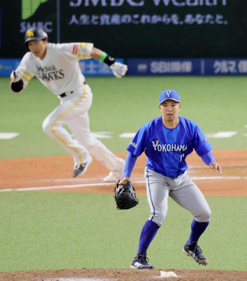 ６回、柳田（左）を遊ゴロ併殺に打ち取る東