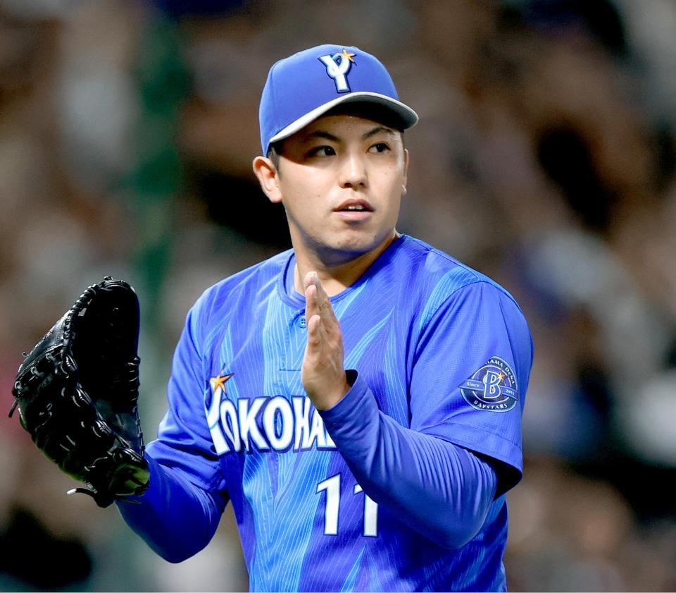 ５回、周東を二ゴロに打ち取りグラブをたたく東