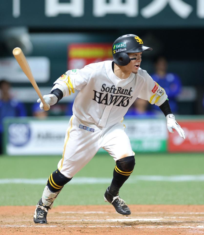 ９回、右前へ同点適時打を放つ牧原大（撮影・立川洋一郎）