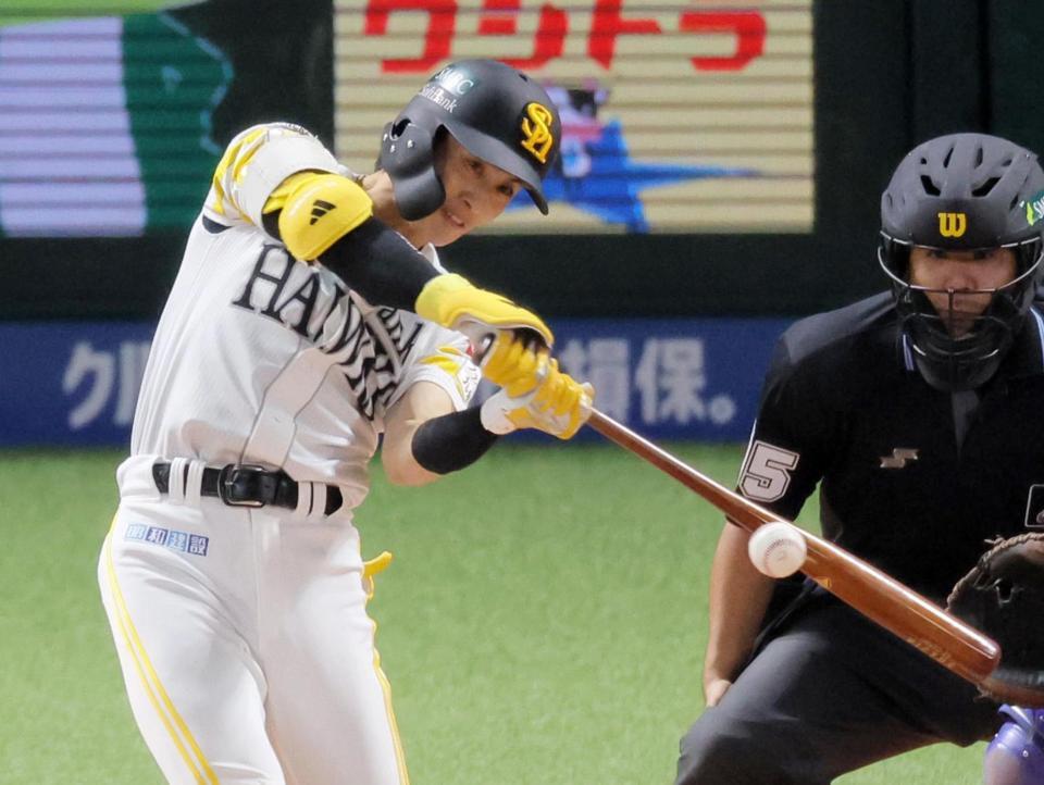 ８回、周東が右前打を放つ