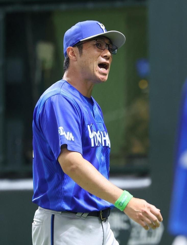８回が終わり、投手交代を告げた相川監督